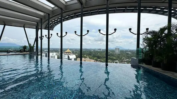 Kuching, Malezya - 16 Haziran 2024: Sonsuzluk Havuzu Arasındaki Kuching Skyline Görünümü