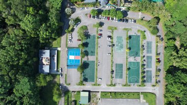 Tenis kortu ve basketbol sahasının yukarıdan aşağı görüntüsü