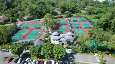 Tenis kortu ve basketbol sahasının yukarıdan aşağı görüntüsü