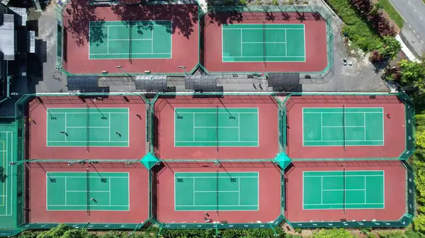 Tenis kortu ve basketbol sahasının yukarıdan aşağı görüntüsü