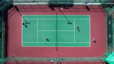 Tenis kortu ve basketbol sahasının yukarıdan aşağı görüntüsü