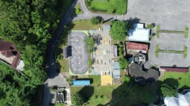 Tenis kortu ve basketbol sahasının yukarıdan aşağı görüntüsü
