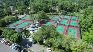 Tenis kortu ve basketbol sahasının yukarıdan aşağı görüntüsü