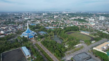 Kuching, Malezya - 21 Haziran 2024: Kuching City 'deki Landmark Binalarının Havadan Görünümü