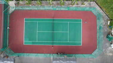Kuching, Malezya - 29 Haziran 2024: Tenis Sahası ve Basketbol Sahasının Havadan Aşağı Görünümü