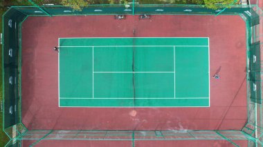 Kuching, Malezya - 29 Haziran 2024: Tenis Sahası ve Basketbol Sahasının Havadan Aşağı Görünümü