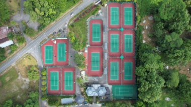 Kuching, Malezya - 29 Haziran 2024: Tenis Sahası ve Basketbol Sahasının Havadan Aşağı Görünümü