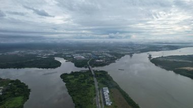 Kuching, Malezya - Temmuz 12024: İkiz Kuleli Isthmus, Barrage ve Borneo Kongre Merkezi Kuching
