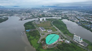 Kuching, Malezya - Temmuz 12024: İkiz Kuleli Isthmus, Barrage ve Borneo Kongre Merkezi Kuching
