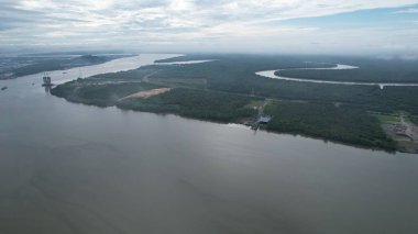 Kuching, Malezya - Temmuz 12024: İkiz Kuleli Isthmus, Barrage ve Borneo Kongre Merkezi Kuching
