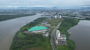 Kuching, Malezya - Temmuz 12024: İkiz Kuleli Isthmus, Barrage ve Borneo Kongre Merkezi Kuching