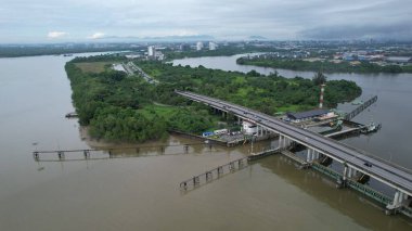 Kuching, Malezya - Temmuz 12024: İkiz Kuleli Isthmus, Barrage ve Borneo Kongre Merkezi Kuching