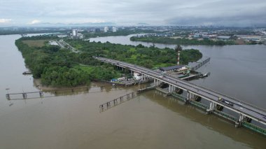 Kuching, Malezya - Temmuz 12024: İkiz Kuleli Isthmus, Barrage ve Borneo Kongre Merkezi Kuching