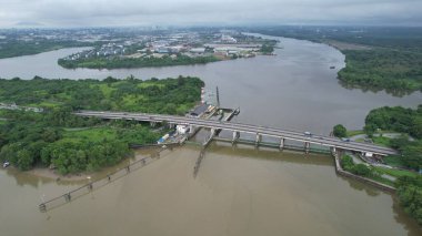 Kuching, Malezya - Temmuz 12024: İkiz Kuleli Isthmus, Barrage ve Borneo Kongre Merkezi Kuching