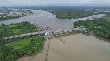 Kuching, Malezya - Temmuz 12024: İkiz Kuleli Isthmus, Barrage ve Borneo Kongre Merkezi Kuching