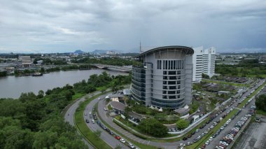 Kuching, Malezya - Temmuz 12024: İkiz Kuleli Isthmus, Barrage ve Borneo Kongre Merkezi Kuching