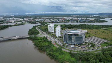 Kuching, Malezya - Temmuz 12024: İkiz Kuleli Isthmus, Barrage ve Borneo Kongre Merkezi Kuching