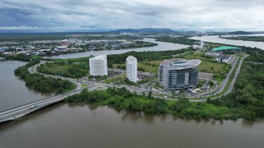 Kuching, Malezya - Temmuz 12024: İkiz Kuleli Isthmus, Barrage ve Borneo Kongre Merkezi Kuching