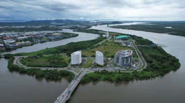 Kuching, Malezya - Temmuz 12024: İkiz Kuleli Isthmus, Barrage ve Borneo Kongre Merkezi Kuching