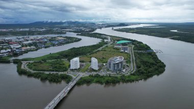 Kuching, Malezya - Temmuz 12024: İkiz Kuleli Isthmus, Barrage ve Borneo Kongre Merkezi Kuching