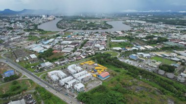 Kuching, Malezya - Temmuz 12024: İkiz Kuleli Isthmus, Barrage ve Borneo Kongre Merkezi Kuching