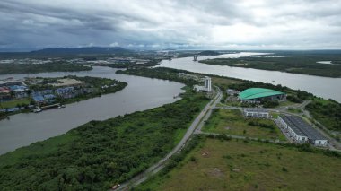 Kuching, Malezya - Temmuz 12024: İkiz Kuleli Isthmus, Barrage ve Borneo Kongre Merkezi Kuching