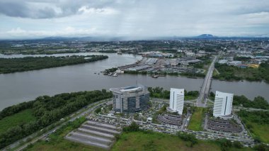 Kuching, Malezya - Temmuz 12024: İkiz Kuleli Isthmus, Barrage ve Borneo Kongre Merkezi Kuching