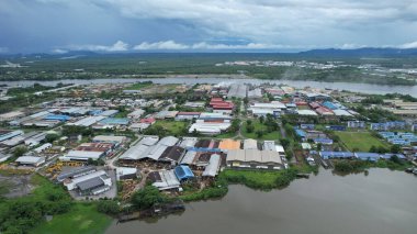 Kuching, Malezya - Temmuz 12024: İkiz Kuleli Isthmus, Barrage ve Borneo Kongre Merkezi Kuching