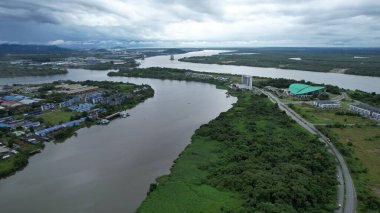 Kuching, Malezya - Temmuz 12024: İkiz Kuleli Isthmus, Barrage ve Borneo Kongre Merkezi Kuching