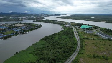 Kuching, Malezya - Temmuz 12024: İkiz Kuleli Isthmus, Barrage ve Borneo Kongre Merkezi Kuching