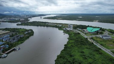 Kuching, Malezya - Temmuz 12024: İkiz Kuleli Isthmus, Barrage ve Borneo Kongre Merkezi Kuching
