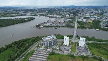 Kuching, Malezya - Temmuz 12024: İkiz Kuleli Isthmus, Barrage ve Borneo Kongre Merkezi Kuching