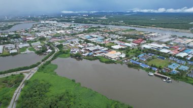Kuching, Malezya - Temmuz 12024: İkiz Kuleli Isthmus, Barrage ve Borneo Kongre Merkezi Kuching