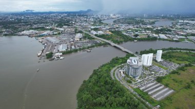 Kuching, Malezya - Temmuz 12024: İkiz Kuleli Isthmus, Barrage ve Borneo Kongre Merkezi Kuching
