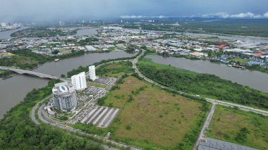 Kuching, Malezya - Temmuz 12024: İkiz Kuleli Isthmus, Barrage ve Borneo Kongre Merkezi Kuching