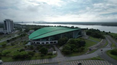 Kuching, Malezya - Temmuz 12024: İkiz Kuleli Isthmus, Barrage ve Borneo Kongre Merkezi Kuching