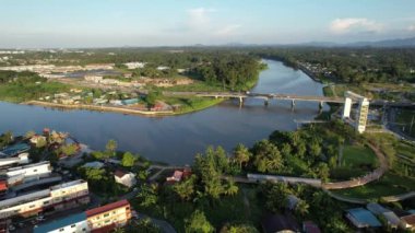 Kuching, Malezya - 6 Temmuz 2024: Batu Kawah Riverbank Parkı
