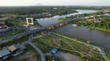 Kuching, Malezya - 6 Temmuz 2024: Batu Kawah Riverbank Parkı