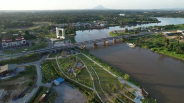 Kuching, Malezya - 6 Temmuz 2024: Batu Kawah Riverbank Parkı