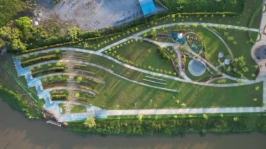 Kuching, Malezya - 6 Temmuz 2024: Batu Kawah Riverbank Parkı