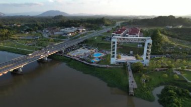Kuching, Malezya - 6 Temmuz 2024: Batu Kawah Riverbank Parkı