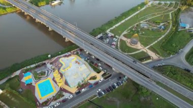 Kuching, Malezya - 6 Temmuz 2024: Batu Kawah Riverbank Parkı