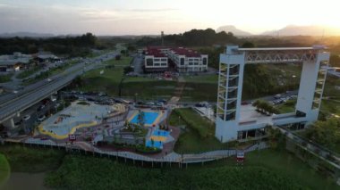 Kuching, Malezya - 6 Temmuz 2024: Batu Kawah Riverbank Parkı