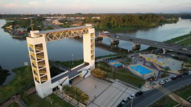 Kuching, Malezya - 6 Temmuz 2024: Batu Kawah Riverbank Parkı