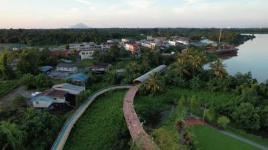 Kuching, Malezya - 6 Temmuz 2024: Batu Kawah Riverbank Parkı