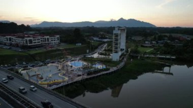 Kuching, Malezya - 6 Temmuz 2024: Batu Kawah Riverbank Parkı