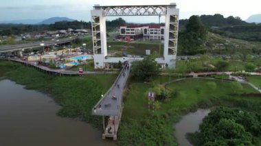 Kuching, Malezya - 6 Temmuz 2024: Batu Kawah Riverbank Parkı