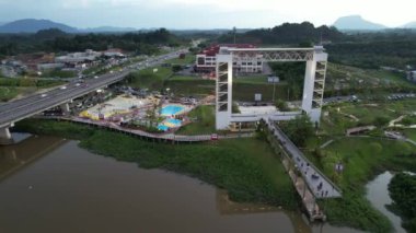 Kuching, Malezya - 6 Temmuz 2024: Batu Kawah Riverbank Parkı