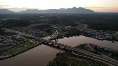 Kuching, Malezya - 6 Temmuz 2024: Batu Kawah Riverbank Parkı