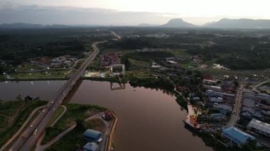 Kuching, Malezya - 6 Temmuz 2024: Batu Kawah Riverbank Parkı